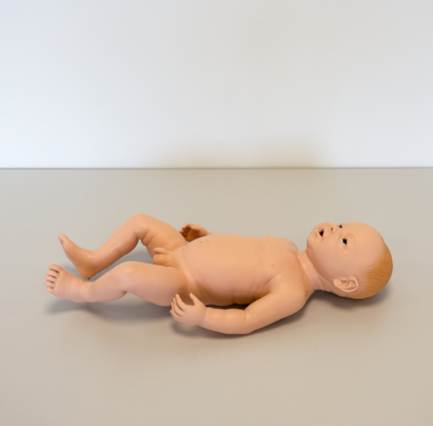 Billede af Koken Baby Boy dukke, der ligner et spædbarn.