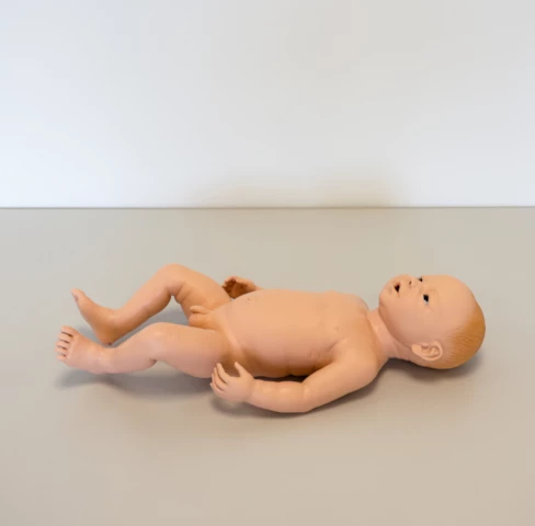 Billede af Koken Baby Boy dukke, der ligner et spædbarn.